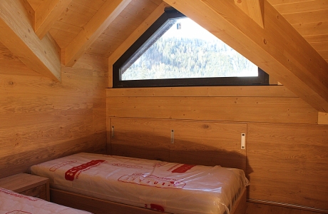 Camera da letto completamente rivestita in legno